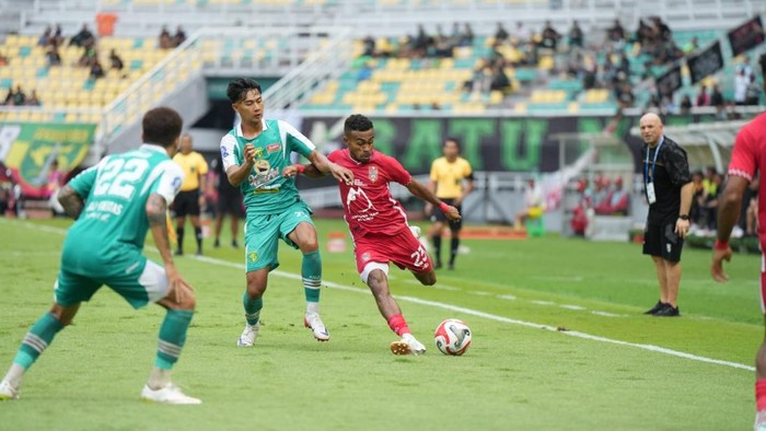 Malut United saat kalah dari Persebaya Surabaya 1-2.