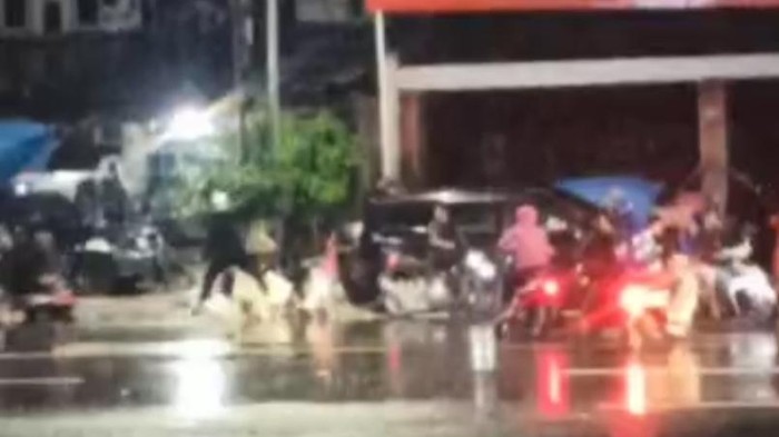 Sejumlah pemotor yang melakukan konvoi menyerang warga dan polisi di Pos Lantas Polres Maros, Sulawesi Selatan (Sulsel).