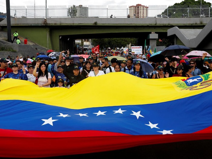Ribuan pendukung Presiden Venezuela yang digulingkan, Nicolás Maduro, turun ke jalanan ibu kota Caracas untuk menggelar aksi demonstrasi menuntut pembebasan dirinya dan istrinya, Cilia Flores, setelah keduanya ditangkap oleh pasukan Amerika Serikat 
