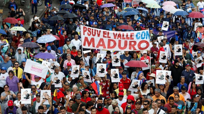 Ribuan pendukung Presiden Venezuela yang digulingkan, Nicolás Maduro, turun ke jalanan ibu kota Caracas untuk menggelar aksi demonstrasi menuntut pembebasan dirinya dan istrinya, Cilia Flores, setelah keduanya ditangkap oleh pasukan Amerika Serikat awal bulan ini. Aksi massa ini berlangsung di tengah ketegangan politik dan gejolak yang terus bergulir di negara tersebut. REUTERS/Fausto Torrealba