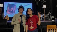 Raissa Anggiani berfoto dengan penggemarnya