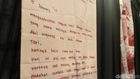 Keintiman galeri ini semakin terasa dengan dipajangnya berbagai tulisan asli yang diambil langsung dari buku harian atau diary pribadi milik Raissa.
