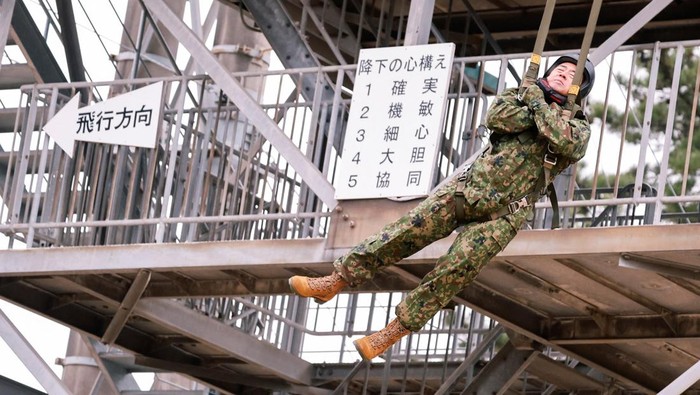 Menteri Pertahanan Jepang Shinjiro Koizumi ikut ambil bagian dalam latihan militer gabungan tahun baru yang digelar di lapangan latihan Narashino, Funabashi, sebelah timur Tokyo, Minggu (11/1). Kehadiran Koizumi menjadi simbol keterlibatan langsung pimpinan sipil dalam kegiatan kesiapsiagaan Pasukan Bela Diri Jepang. REUTERS/Kim Kyung-Hoon