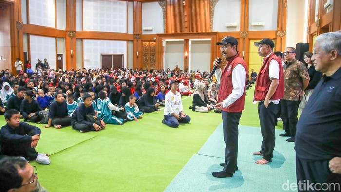 Menteri Sosial Saifullah Yusuf bersama Wakil Menteri Sosial Agus Jabo menggelar dialog interaktif dengan kepala sekolah, tenaga pendidik, dan siswa Sekolah Rakyat se-Kalimantan di Sekolah Rakyat Terpadu 9, kawasan Balai Besar Pendidikan dan Pelatihan Kesejahteraan Sosial, Minggu (11/1/2026).