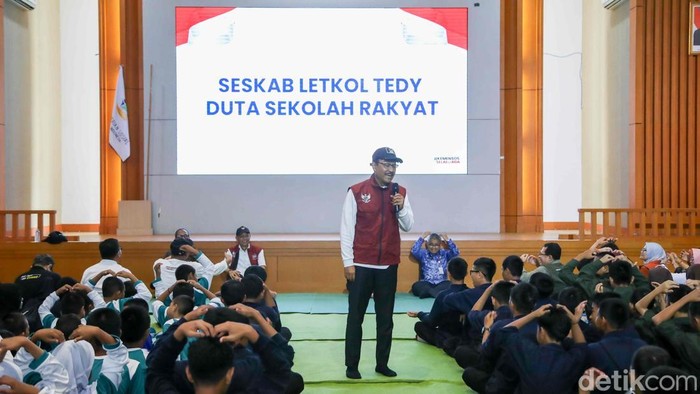 Menteri Sosial Saifullah Yusuf bersama Wakil Menteri Sosial Agus Jabo menggelar dialog interaktif dengan kepala sekolah, tenaga pendidik, dan siswa Sekolah Rakyat se-Kalimantan di Sekolah Rakyat Terpadu 9, kawasan Balai Besar Pendidikan dan Pelatihan Kesejahteraan Sosial, Minggu (11/1/2026).