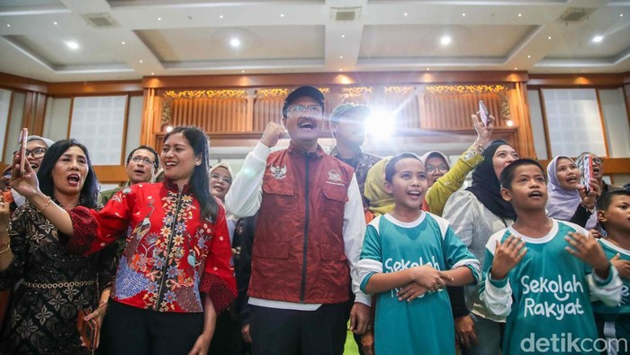 Menteri Sosial Saifullah Yusuf bersama Wakil Menteri Sosial Agus Jabo menggelar dialog interaktif dengan kepala sekolah, tenaga pendidik, dan siswa Sekolah Rakyat se-Kalimantan di Sekolah Rakyat Terpadu 9, kawasan Balai Besar Pendidikan dan Pelatihan Kesejahteraan Sosial, Minggu (11/1/2026).