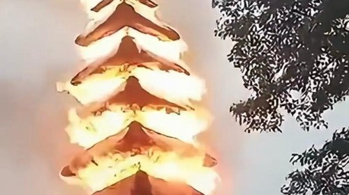 Meru tumpang sembilan di Pedarmaan Sire Arya Gajah Para, Besakih terbakar akibat tersambar petir, Minggu (11/1/2026) (tangkapan layar unggahan Amlapura Post)