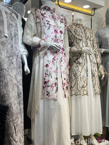 Model koleksi rompi lepas pasang yang ada di pasar Tanah Abang.