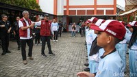 Menjelang peresmian, ratusan guru, siswa, dan tenaga kependidikan dari berbagai daerah telah bersiap menyambut kedatangan Presiden.Mereka dipersiapkan untuk menampilkan beragam atraksi, seperti paduan suara, teater, pidato, hingga baris-berbaris dalam rangkaian acara peresmian yang dipusatkan di Sekolah Rakyat Terpadu 9 Banjarbaru.