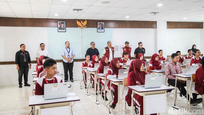 Menteri Sosial Saifullah Yusuf atau Gus Ipul meninjau Sekolah Rakyat di kawasan Balai Besar Pendidikan dan Pelatihan Kesejahteraan Sosial (BBPPKS), Banjarbaru, Kalimantan Selatan, Minggu (11/1/2026). Kunjungan tersebut dilakukan untuk memastikan kesiapan fasilitas dan operasional menjelang peluncuran Program Sekolah Rakyat yang dijadwalkan diresmikan Presiden Prabowo Subianto pada Senin (12/1/2026).