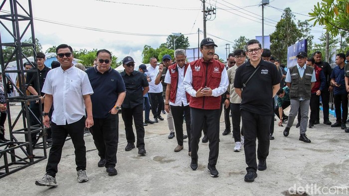 Menteri Sosial Saifullah Yusuf atau Gus Ipul meninjau Sekolah Rakyat di kawasan Balai Besar Pendidikan dan Pelatihan Kesejahteraan Sosial (BBPPKS), Banjarbaru, Kalimantan Selatan, Minggu (11/1/2026). Kunjungan tersebut dilakukan untuk memastikan kesiapan fasilitas dan operasional menjelang peluncuran Program Sekolah Rakyat yang dijadwalkan diresmikan Presiden Prabowo Subianto pada Senin (12/1/2026).