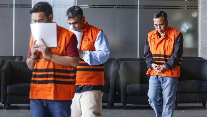 Kepala KPP Madya Jakarta Utara Dwi Budi (kedua kanan) bersama Tim Penilai di KPP Madya Jakarta Utara Askob Bahtiar (kedua kiri) dan Kepala Seksi Pengawas dan Konsultasi KPP Madya Jakarta Utara Agus Syaifudin (kanan) menggunakan rompi tahanan usai menjalani pemeriksaan di Gedung Merah Putih KPK, Jakarta, Minggu (11/1/2026). KPK menetapkan Kepala KPP Madya Jakarta Utara Dwi Budi, Kepala Seksi Pengawas dan Konsultasi KPP Madya Jakarta Utara Agus Syaifudin, Tim Penilai di KPP Madya Jakarta Utara Askob Bahtiar, Konsultan Pajak Abdul Kadim Sahbudin dan Staf PT Wanatiara Persada Edy Yulianto sebagai tersangka setelah tertangkap tangan oleh KPK atas dugaan suap terkait pemeriksaan pajak di lingkungan Kantor Pelayanan Pajak Madya Jakarta Utara pada Direktorat Jenderal Pajak Kementerian Keuangan periode 2021-2026 serta mengamankan barang bukti dengan total mencapai Rp6,38 miliar. ANTARA FOTO/Asprilla Dwi Adha