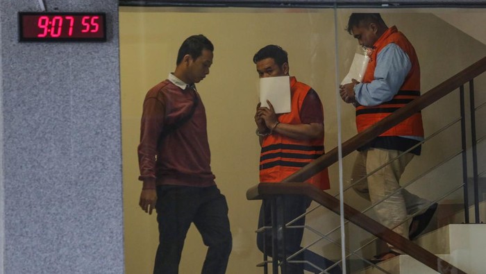 Kepala KPP Madya Jakarta Utara Dwi Budi (kedua kanan) bersama Tim Penilai di KPP Madya Jakarta Utara Askob Bahtiar (kedua kiri) dan Kepala Seksi Pengawas dan Konsultasi KPP Madya Jakarta Utara Agus Syaifudin (kanan) menggunakan rompi tahanan usai menjalani pemeriksaan di Gedung Merah Putih KPK, Jakarta, Minggu (11/1/2026). KPK menetapkan Kepala KPP Madya Jakarta Utara Dwi Budi, Kepala Seksi Pengawas dan Konsultasi KPP Madya Jakarta Utara Agus Syaifudin, Tim Penilai di KPP Madya Jakarta Utara Askob Bahtiar, Konsultan Pajak Abdul Kadim Sahbudin dan Staf PT Wanatiara Persada Edy Yulianto sebagai tersangka setelah tertangkap tangan oleh KPK atas dugaan suap terkait pemeriksaan pajak di lingkungan Kantor Pelayanan Pajak Madya Jakarta Utara pada Direktorat Jenderal Pajak Kementerian Keuangan periode 2021-2026 serta mengamankan barang bukti dengan total mencapai Rp6,38 miliar. ANTARA FOTO/Asprilla Dwi Adha