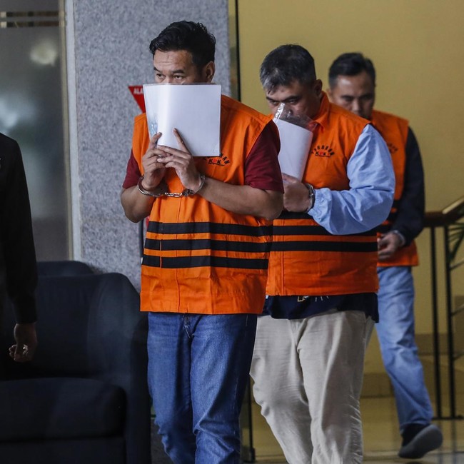 OTT KPK, Pejabat Pajak Kenakan Rompi Tahanan