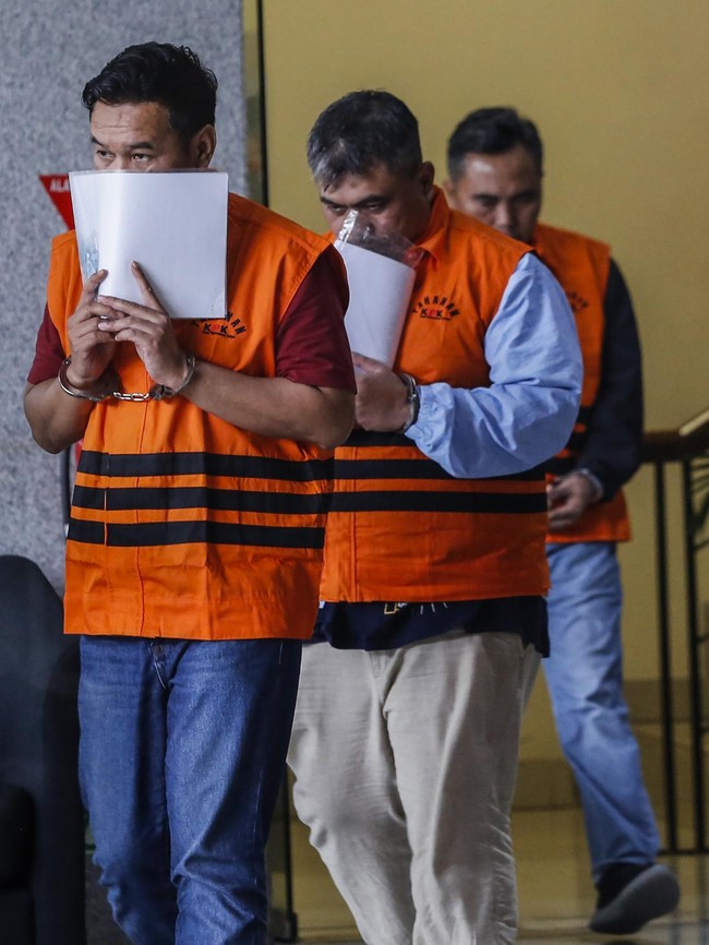 OTT KPK, Pejabat Pajak Kenakan Rompi Tahanan