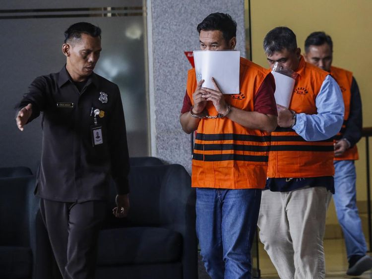 OTT KPK, Pejabat Pajak Kenakan Rompi Tahanan