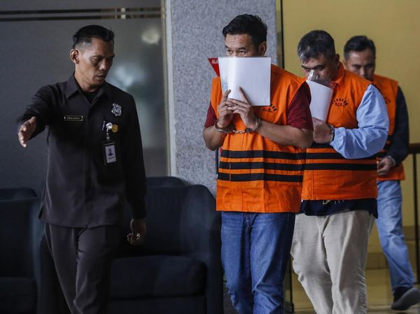 OTT KPK, Pejabat Pajak Kenakan Rompi Tahanan