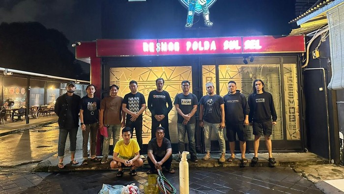 Dua pria ditangkap setelah membobol ATM di Pangkep, Sulsel, menggunakan mesin gerinda. Kerugian bank mencapai Rp 120 juta akibat aksi mereka.