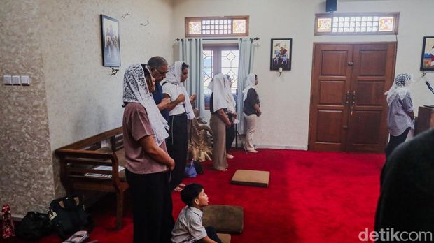 Para ibadah Natal umat Kristen Ortodoks di reja Ortodoks Koptik Perawan Santa Maria dan Malaikat Agung Rafael di Denpasar yang mirip umat Islam, Minggu (11/1/2026). (Aryo Mahendro/detikBali). Para ibadah Natal umat Kristen Ortodoks di reja Ortodoks Koptik Perawan Santa Maria dan Malaikat Agung Rafael di Denpasar yang mirip umat Islam, Minggu (11/1/2026). (Aryo Mahendro/detikBali).