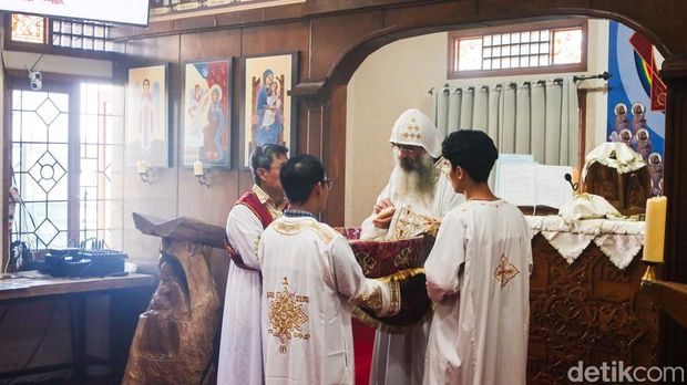 Para ibadah Natal umat Kristen Ortodoks di reja Ortodoks Koptik Perawan Santa Maria dan Malaikat Agung Rafael di Denpasar yang mirip umat Islam, Minggu (11/1/2026). (Aryo Mahendro/detikBali). Para ibadah Natal umat Kristen Ortodoks di reja Ortodoks Koptik Perawan Santa Maria dan Malaikat Agung Rafael di Denpasar yang mirip umat Islam, Minggu (11/1/2026). (Aryo Mahendro/detikBali).