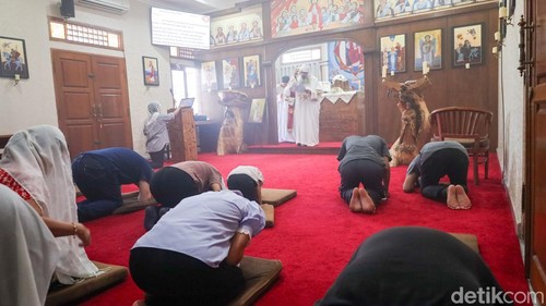 Para ibadah Natal umat Kristen Ortodoks di reja Ortodoks Koptik Perawan Santa Maria dan Malaikat Agung Rafael di Denpasar yang mirip umat Islam, Minggu (11/1/2026). (Aryo Mahendro/detikBali).