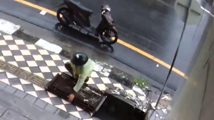 Pencuri Besi Penutup Gorong-gorong di Jalan Bau Massepe Parepare Terekam CCTV