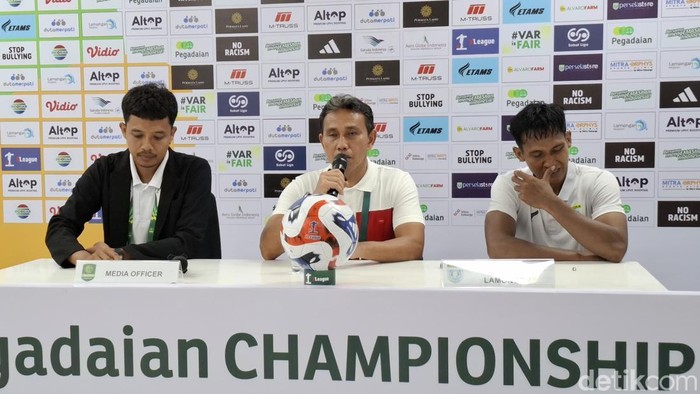 Pelatih Persela Bima Sakti saat konferensi pers usai laga melawan Barito Putera