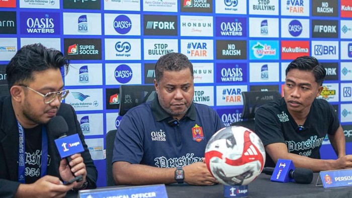 Pelatih Persijap Jepara Divaldo Alves memberikan keterangan saat konferensi di Stadion Gelora Bumi Kartini Jepara, Minggu (11/1/2026).