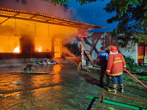 Pemadaman kebakaran bengkel di Klungkung, Minggu (11/1/2026). (Damkar Klungkung)