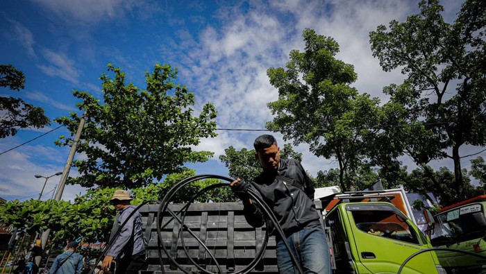 Pembersihan kabel udara di Jalan Buahbatu, Kota Bandung