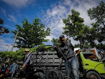 Pemkot Bandung Bersihkan 14 Ton Kabel Udara di Jalan Buahbatu