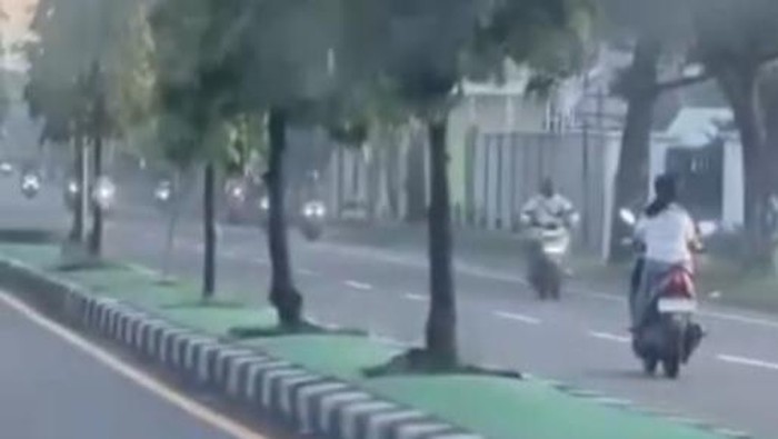 Aksi cewek melawan arus di jalan Jogja-Solo, Klaten.