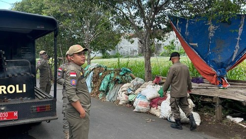 Penindakan limbah yang dibuang sembarangan di Klungkung, Minggu (11/1/2026). (Dok. Satpol PP Klungkung)