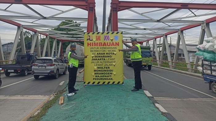 Peninggian jalan di Jalan Kaligawe, Kecamatan Genuk, Kota Semarang dimulai, Minggu (11/1/2026).