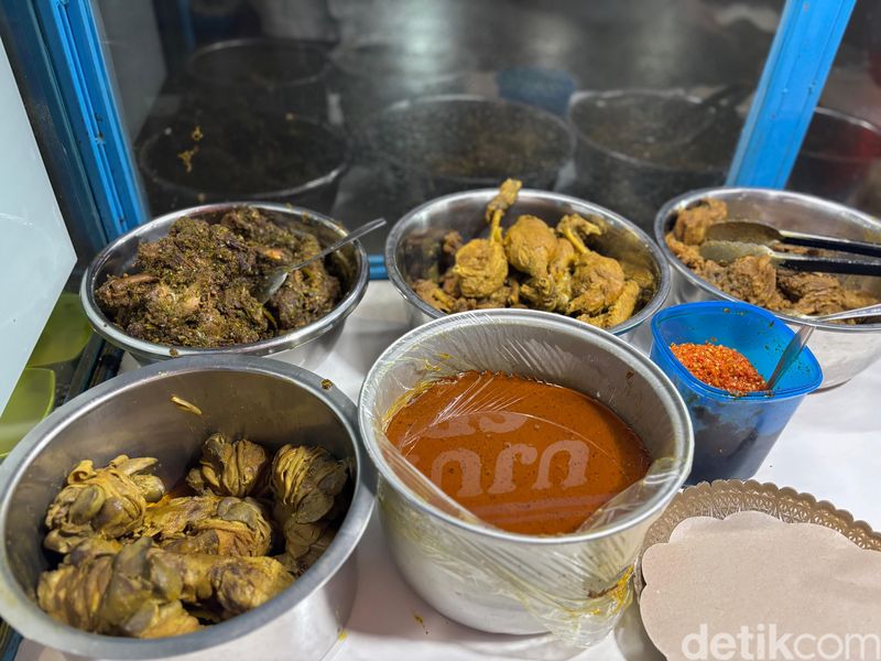 Penjual nasi bebek berusia 102 tahun Penjual nasi bebek berusia 102 tahun.