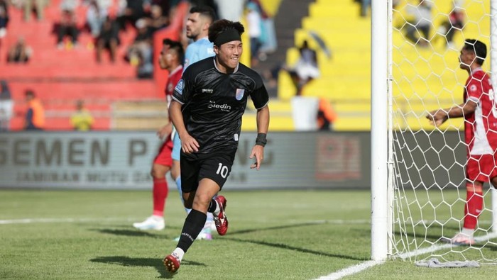 Penyerang Persis Solo, Kodai Tanaka, saat melawan Semen Padang, Minggu (11/1/2026).