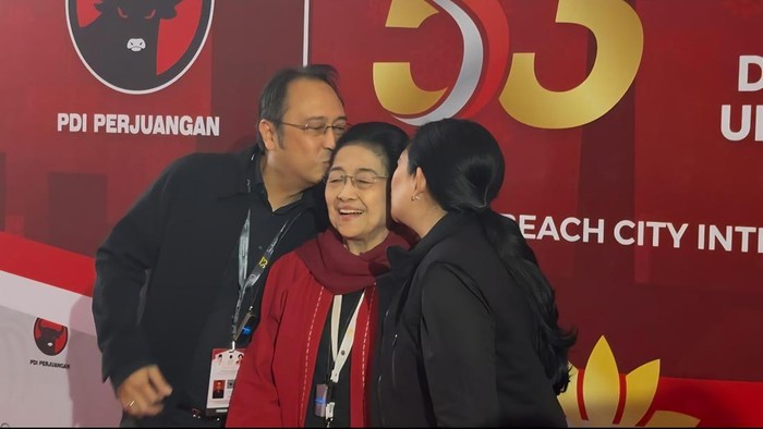 Puan Maharani-Prananda Cium Pipi Megawati saat Foto Bareng