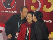 Video Momen Akrab Puan-Prananda Cium Pipi Megawati saat Foto Bareng