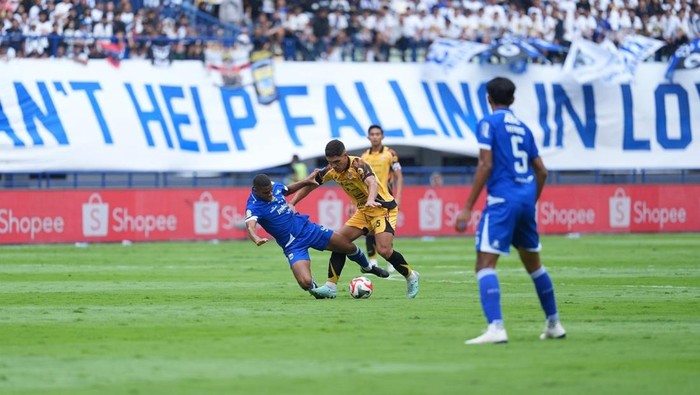Persib Bandung bentrok dengan Persija Jakarta dalam laga pekan ke-17 Super League 2025/26 di Gelora Bandung Lautan Api, Minggu (11/1/2026).