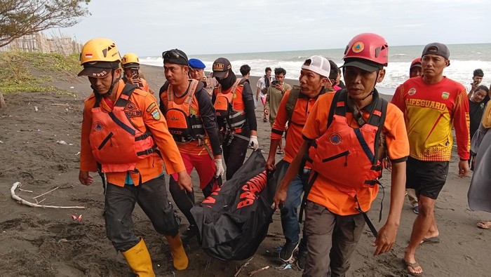 Petugas evakuasi jenazah korban tenggelam di Tasikmalaya