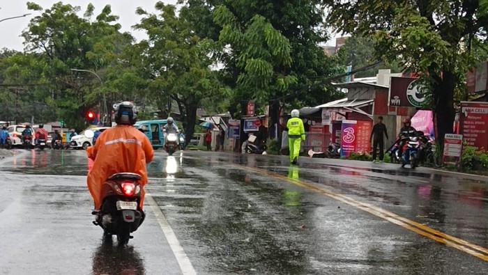 Pohon Tumbang di Jalan Perintis Makassar Dievakuasi, Lalin Kembali Normal