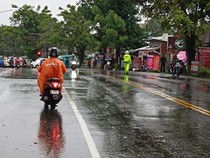Pohon Tumbang di Jalan Perintis Makassar Dievakuasi, Lalin Kembali Normal