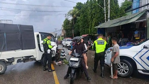 Polisi melakukan olah TKP di lokasi pikap tabrak pejalan kaki hingga tewas di Jenderal Soeharto, Kelurahan Naikoten I, Kecamatan Kota Raja, Kota Kupang, NTT, Minggu (11/1/2026). (Dok. Satlantas Polresta Kupang Kota)