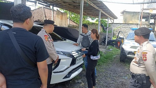Polisi melakukan olah TKP kasus pencurian ban dan velg mobil Mitsubishi Xpander di sebuah garasi sewaan di Jalan Narakusuma, Kelurahan Sumerta Kelod, Denpasar, Bali. (Dok. Polsek Dentim)
