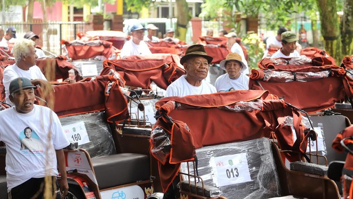 200 Warga Trenggalek Terima Becak Listrik Gratis Prabowo