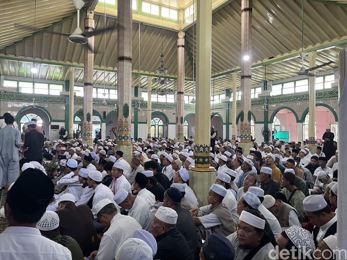 Ribuan jemaah mengikuti kegiatan puncak Haul Akbar Kiai Marogan di Palembang
