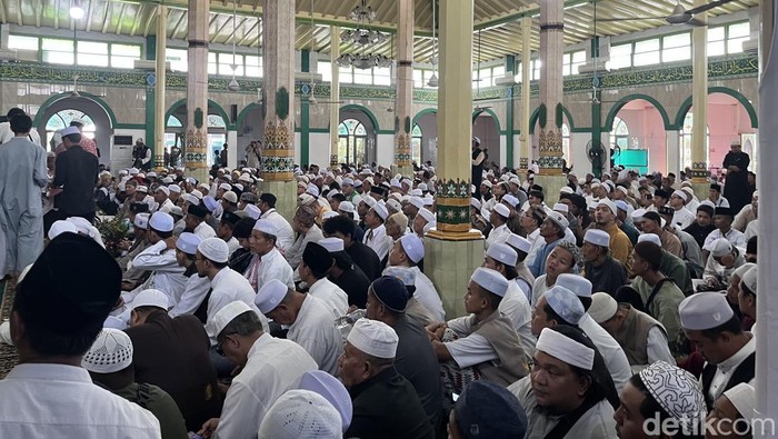 Ribuan jemaah mengikuti kegiatan puncak Haul Akbar Kiai Marogan di Palembang