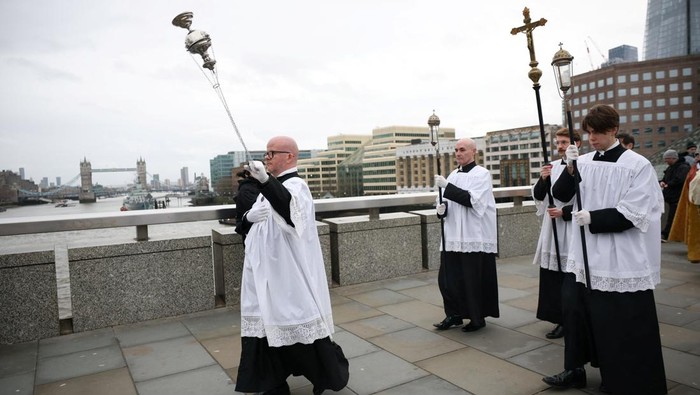 Ritual sakral pemberkatan Sungai Thames kembali digelar di London, Inggris, Minggu (11/1/2026), menghadirkan suasana khidmat di Jembatan London. Sejumlah pemuka Gereja Anglikan memimpin doa dan prosesi tradisional sebagai bagian dari upaya spiritual memohon berkat bagi sungai yang menjadi urat nadi kehidupan kota tersebut. REUTERS/Isabel Infantes