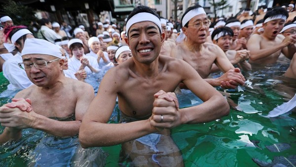 Ritual Unik Tahun Baru, Warga Tokyo Berendam Air Es