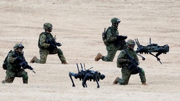 Kehadiran robot ini mencerminkan upaya Jepang dalam memodernisasi kemampuan militernya dengan memanfaatkan teknologi robotik dan kecerdasan buatan. Dalam latihan tersebut, Vision 60 diuji kemampuannya beroperasi di berbagai kondisi medan sebagai bagian dari skenario latihan terpadu. REUTERS/Kim Kyung-Hoon